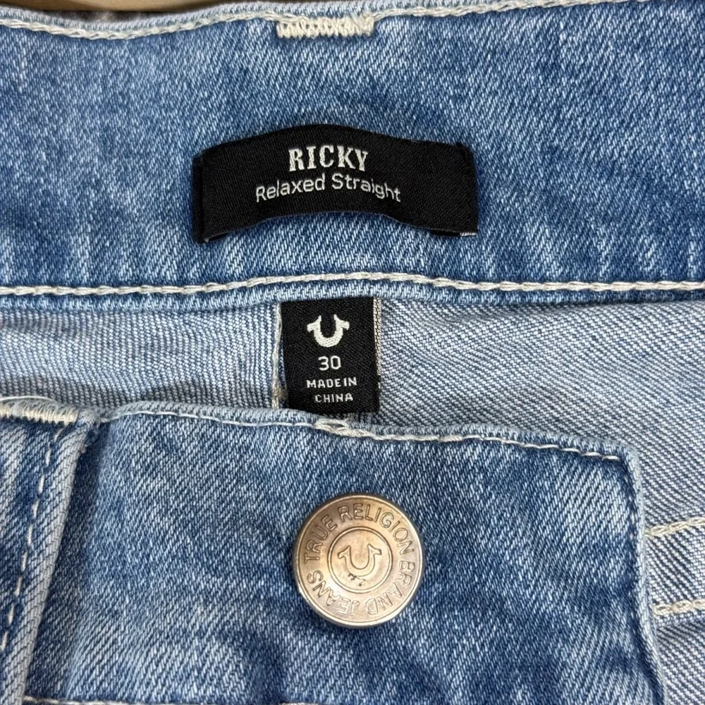 True Religion Ricky Relaxed Straight Jeans Mens 30 Light Wash Embossed Logo Blue